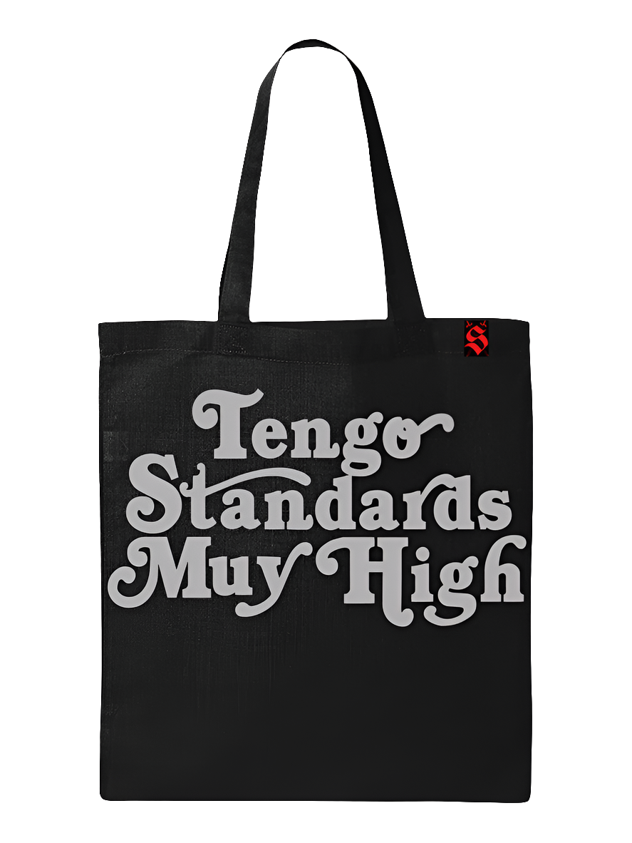 Black color tote bag with the phrase "Tengo standards muy high" in blue printed on it