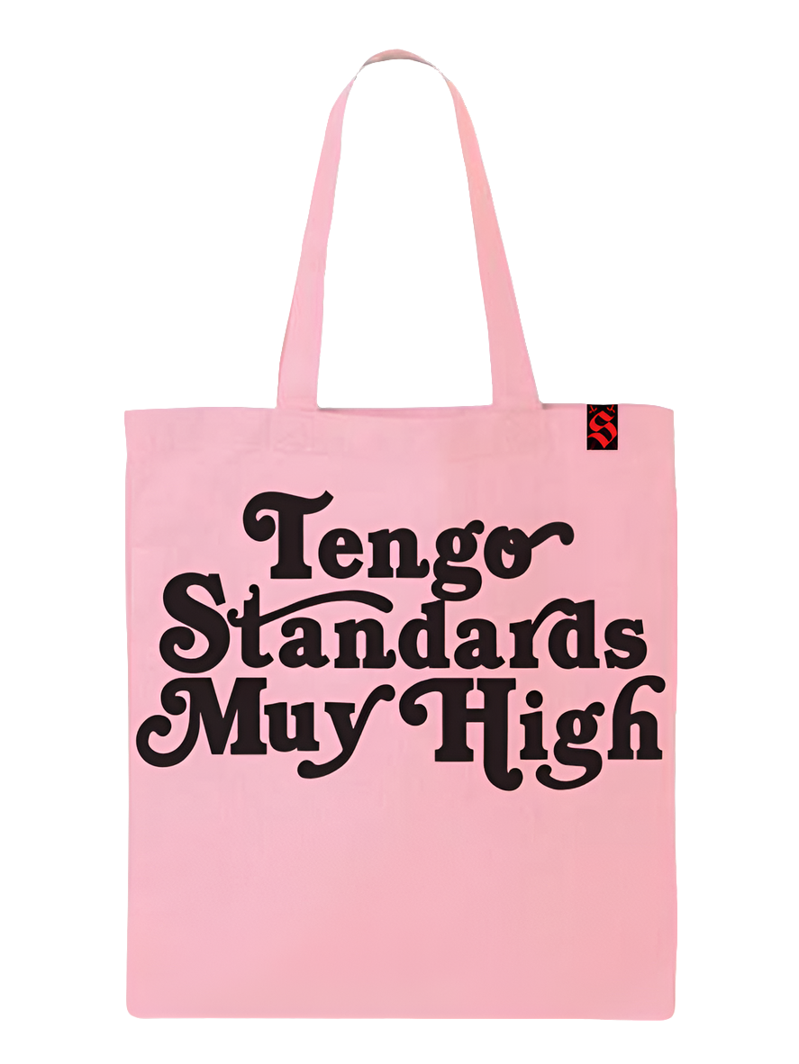 Pink color tote bag with the phrase "Tengo standards muy high" in black printed on it